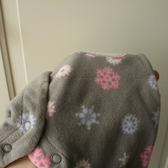 5/$20 Baby girl fleece sleeper 12 months - Picture 15 of 15